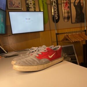 Nike Mens SB Skateboard Clutch Gray & Red Low Top Canvas Shoes